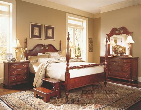 Traditional Pediment Poster Bedroom Set With Low Posts And Shaped