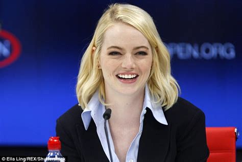 Emma Stone Honors Tennis Champion Billie Jean King Daily Mail Online