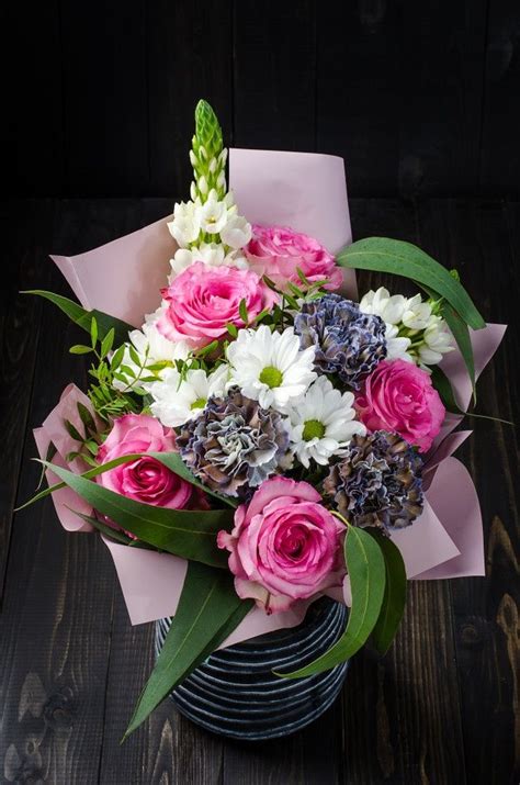 Scarica questa immagine gratuita di mazzo rose rosso dalla vasta libreria di pixabay di immagini e video di pubblico dominio. Un Mazzo Di Fiori Su Un Fondo Di Legno Scuro. Bouquet Con ...