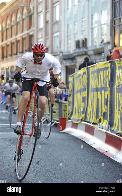 London Uk 07th June 2014 Richard Thoday Sprinting Down The Back Straight And On His Way To
