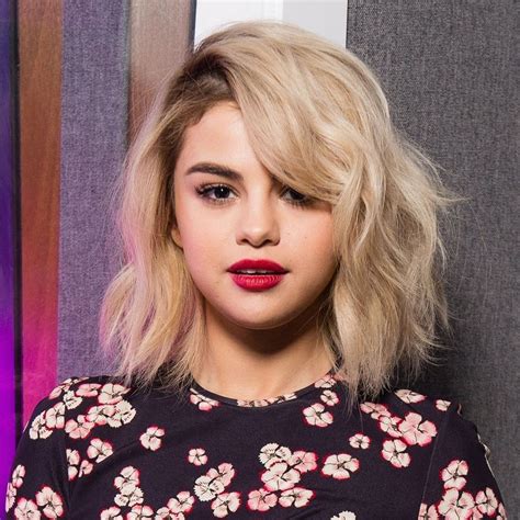 Earlier this month that the blonde hair wasn't going anywhere, the pop star was spotted out wedding dress shopping with her cousin, priscilla deleon near dallas. Selena Gomez Has Ditched Her Blonde Hair in Favor of *This ...