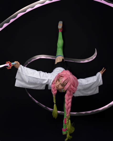 Mitsuri De Demon Slayer Cobra Vida En Cosplay Acrobático De Kimetsu No