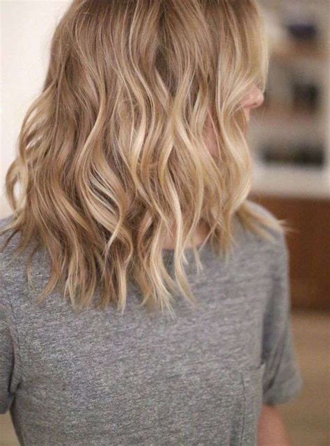 Light blonde ends can easily amplify your style. Ombré hair blond pour une crinière rayonnante cet été