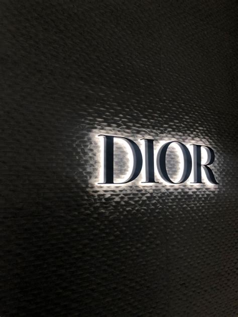 Dior In Nyc White Aesthetic Photography Dior Aesthetic Wallpaper Black And White Picture Wall