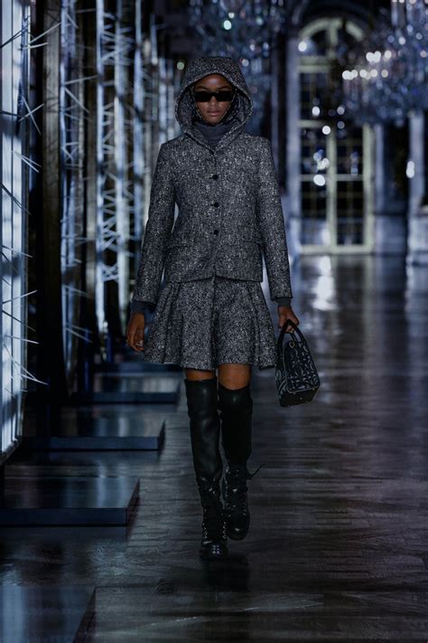 Il doppiatore roberto pedicini, che doppia la bestia nell'edizione italiana di questo film, aveva già doppiato il medesimo personaggio nel film del 1987 la bella e la bestia con rebecca de mornay e john savage parte della serie cannon movie tales.pedicini ha inoltre doppiato gaston nel classico d'animazione disney del 1991. Las tendencias del invierno 2021/2022 según Dior: el ...