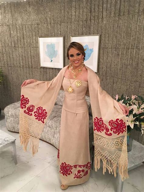 Pin en vestidos estilizados panameños