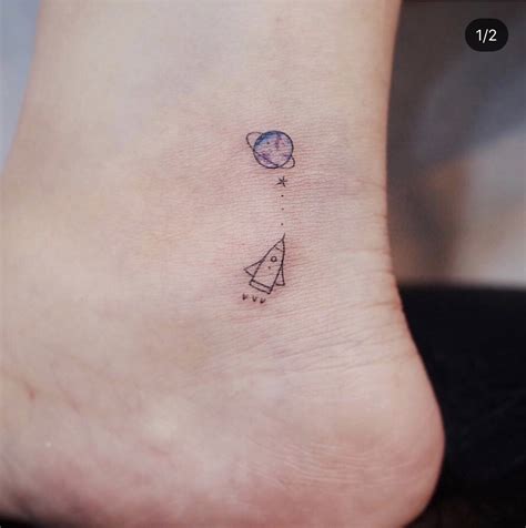 Hình xăm con mắt mặt trăng và biểu tượng chữ thập ở trên các ngón tay. Hình xăm mini cho nữ Medusa Tattoo Club
