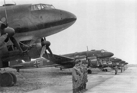 Экипажи немецких бомбардировщиков Fw 200c Кондор у своих машин на