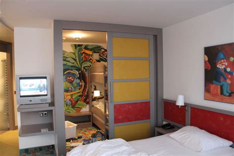 As well as seven meeting rooms ranging between 30 and 100 square meters, from the ground floor to the fifth floor, the hotel has an attractive inner courtyard, restaurant, and private dining area. Bild "Schlafbereich mit Blick ins Kinderzimmer" zu Hotel ...