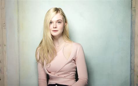Elle Fanning Full Hd Wallpaper And Background Image 2880x1800 Id 520759