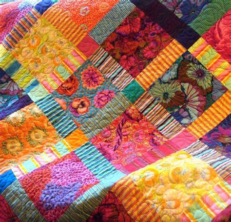 Bright Floral Quilt In 2020 Colorful Quilts Floral Quilt Quilts