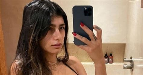 Mia Khalifa Dons Tiny Underwear To Expose Truth Behind Instagram Poses Daily Star