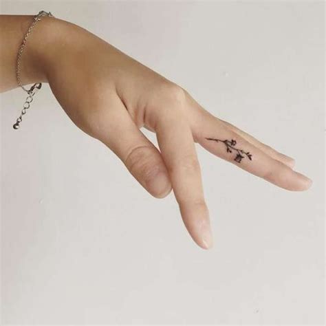 59 Tatuajes En Los Dedos Para Chicas Que Te Encantarán Inside Finger