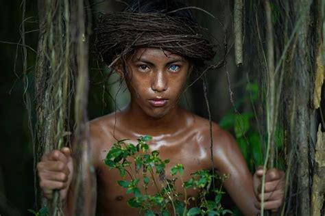 Photographer Discovers Members Of An Indonesian Tribe Who Have The
