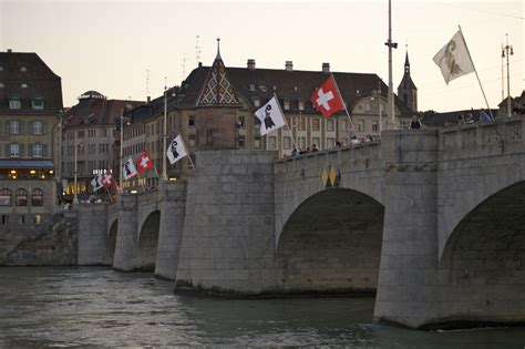 Basel ist ein beliebtes reiseziel in der schweiz, das besonders durch die günstige lage im dreiländereck zwischen deutschland, der schweiz und frankreich internationale bedeutung erlangt hat. Die sieben schönsten Basler Sehenswürdigkeiten