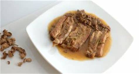 Se trata de un guiso de filetes de ternera que se acompañan con la salsa que se elabora con el. Receta de Fricandó de ternera con setas - Karlos Arguiñano