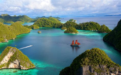 Indonesia Beautiful Islands Scenery Water Ship Blue Sky Clouds Sea