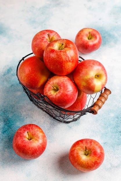 Deliciosas maçãs vermelhas orgânicas maduras Foto Grátis