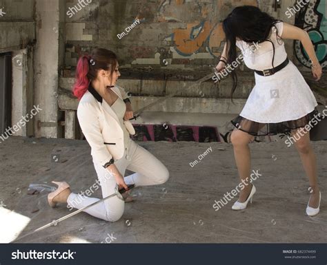 Two Women Fighting Swords One Them Foto De Stock 682374499 Shutterstock