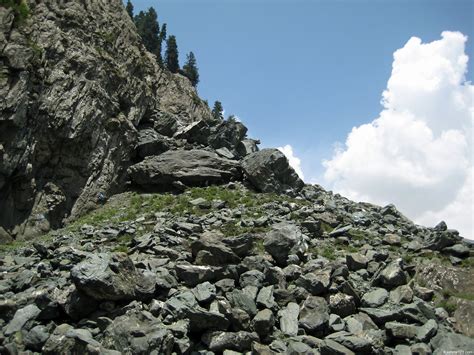 rocky cliff a rocky cliff near sonamarg kashmir this pho… flickr