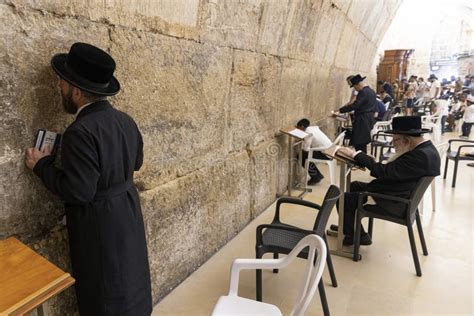 Oraciones De Israel Gerusalem En El Muro Occidental Foto De Archivo