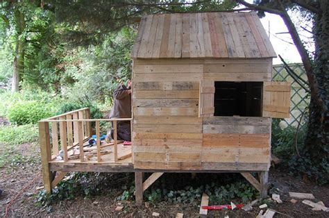 Sommaire  afficher 1 pour faire plaisir à ma filleule, j'ai voulu lui construire une cabane sur pilotis à partir de bois de palettes, en voici les détails…. Cabane en palette bois - Jardin piscine et Cabane