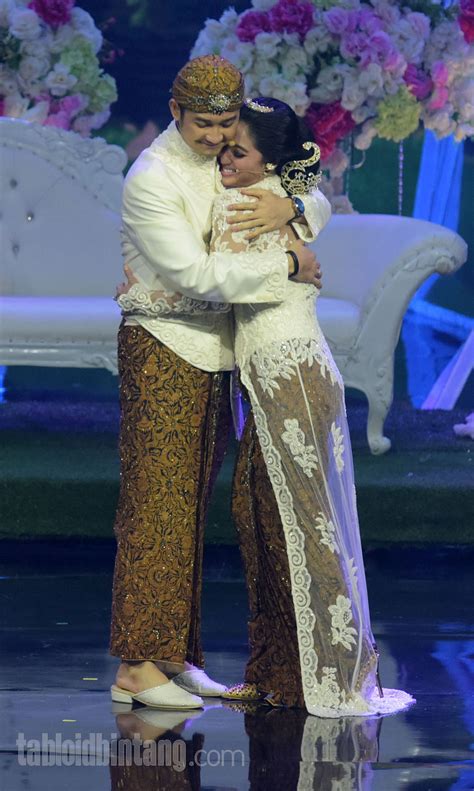 Dewi Perssik Dan Angga Wijaya Merayakan Resepsi Pernikahan Secara Live Di Antv