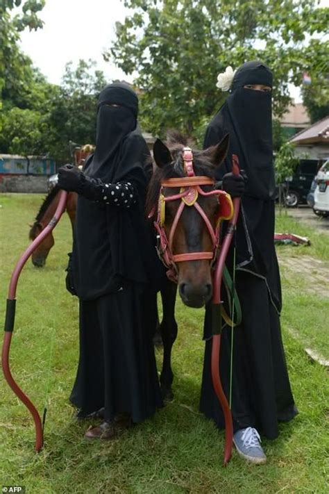 Indonesias Niqab Squad Takes Aim At Face Veil Prejudice Daily Mail