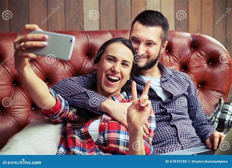 Couples Joyeux Prenant La Photo De Selfie Photo Stock Image Du Maison
