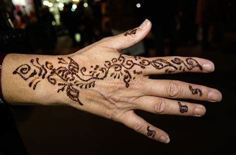 47 gambar henna tangan yang bikin sahabatnesia com gambar henna di atas adalah henna dengan motif seperti henna yang biasa ada di tangan orang india ketika acara pernikahan motifnya. Terkeren 27+ Tato Henna Tangan Simple - Gambar Tato Keren