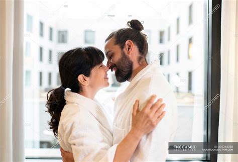 Mature Couple Doing Romance In Hotel Suite — Hispanic Leisure Stock