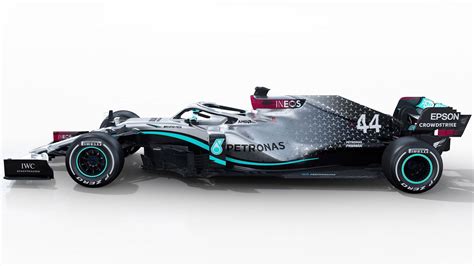 En 2019 extendió su vínculo con el equipo británico hasta 2022 y en este 2020 cumplirá su décima campaña en la máxima categoría del deporte motor. Mercedes F1-auto voor 2020 is nu officieel - TopGear Nederland