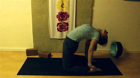 clase de yoga para la espalda y las caderas yoga mundo con monica hornung youtube