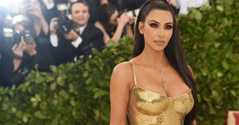 Kim Kardashian Usa Look Com Decote Generoso Purepeople