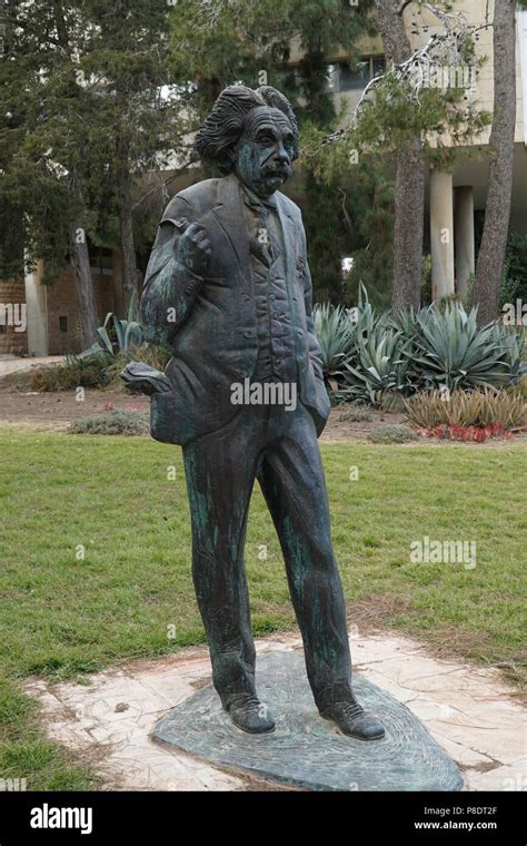 Una Estatua De Albert Einstein Por El Escultor Georgy Frangulyan En La