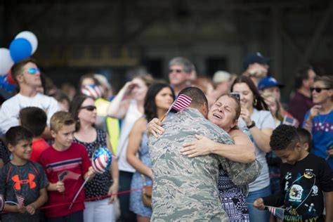 Meeting His Little Girl Heartwarming Military Reunions Pictures