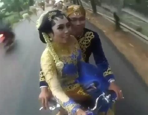 naik motor masih pake baju pengantin pasangan ini malah dikritik netizen okezone lifestyle