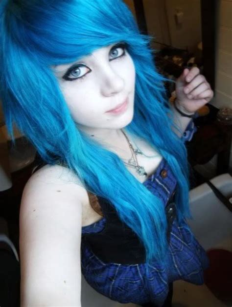 Blue tint emo hair for girls. More blue hair | Emo girl hairstyles, Hair styles, Emo ...