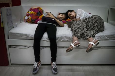 Ikea店内のベッドで「究極のくつろぎ」の姿をみせる中国のikeaカスタマー Gigazine