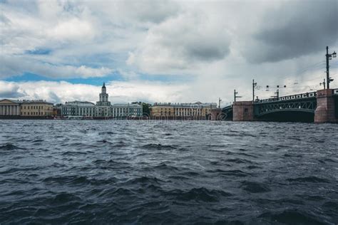 Neva Fluss In St Petersburg Russland Im Stadtzentrum Gelegenes Stadtbild Stockfoto Bild Von