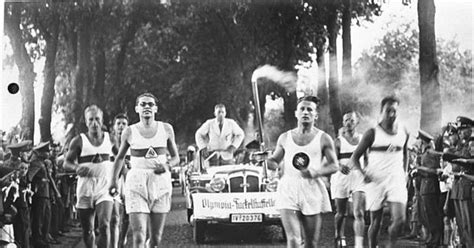 Erster Olympischer Fackellauf 1936: Durch Prag nur unter ...