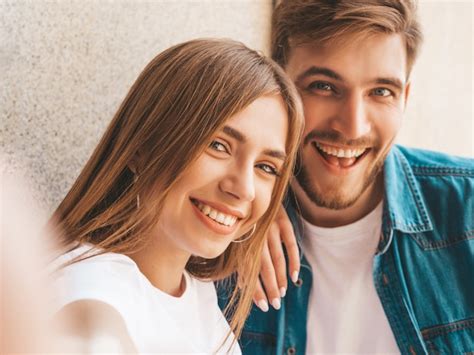 Retrato De Niña Hermosa Sonriente Y Su Novio Guapo Mujer En Ropa