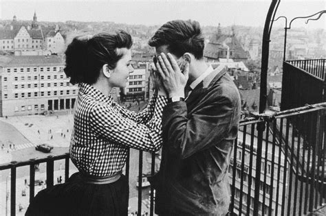 Die welt »der film liefert eine außerordentlich differenzierte beschreibung der inneren situation der ddr, wobei nichts beschönigt wird und die ›republikflucht‹ des chemikers aus seiner sicht sogar verständlich erscheint. Bild von Der geteilte Himmel - Bild 3 auf 4 - FILMSTARTS.de
