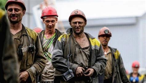 Шахтёр — шахтёр, шахтёры, шахтёра, шахтёров, шахтёру, шахтёрам, шахтёра, шахтёров, шахтёром, шахтёрами, шахтёре, шахтёрах (источник: В России шахтеры объявили голодовку из-за задолженности по ...