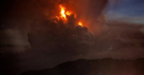 Volcano Erupts In The Philippines Forces At Least 300000 To Evacuate