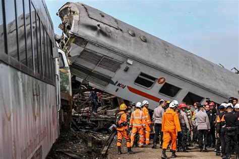 Kecelakaan Kereta Api Di Cicalengka Tabrakan Antara Ka Turangga Dan Ka Commuter Bandung Raya