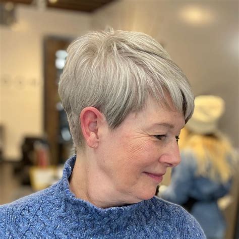 15 slimming short hairstyles for women over 50 with round faces