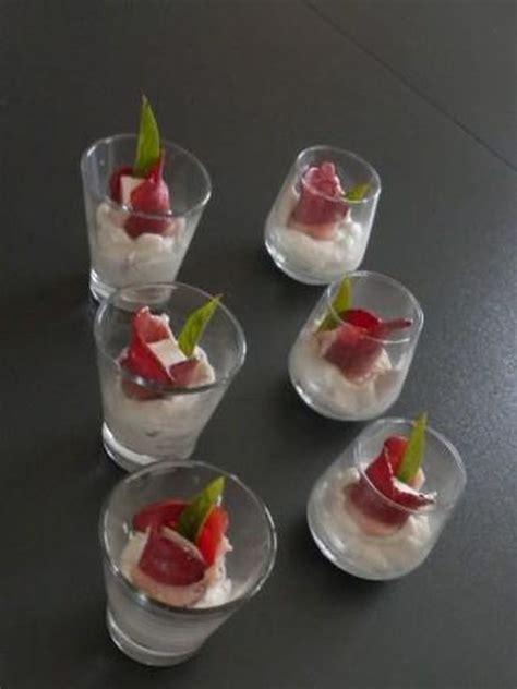 D es verrines bicolores aux couleurs de noël, rapide et facile à faire. Verrines de mousse d'artichaut et magret de canard au ...