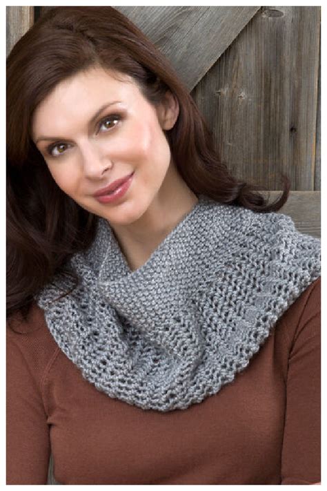 5 Easy Lace Cowl Free Knitting Pattern