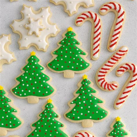 It's christmas cookie decorating time and there are several cute ways to do it. Decorated Christmas Cutout Cookies Recipe | Taste of Home